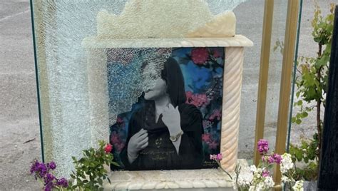 Vandalizzata La Tomba Di Mahsa Amini In Iran Il Fratello Anche La
