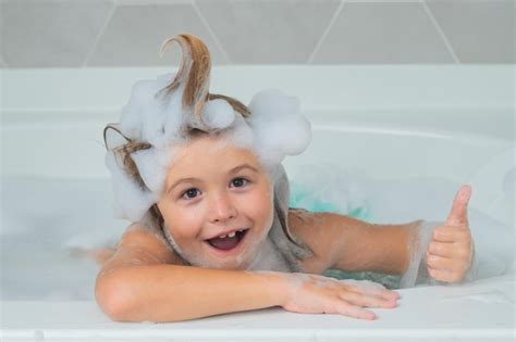 Niños Bañándose Niño Se Baña En Un Baño Con Espuma Foto Premium