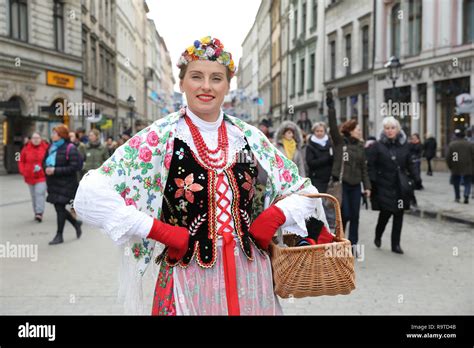 vestido tradicional polaco fotografías e imágenes de alta resolución alamy