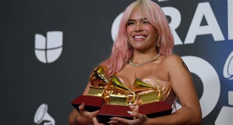 Karol G Y El Emotivo Momento Con Feid Tras Ser Ganadora Del álbum Del Año En Los Latin Grammy