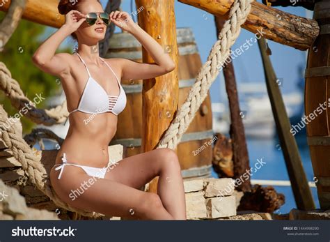 Sexy Busty Model Auf Bikini Stockfoto 1444998290 Shutterstock