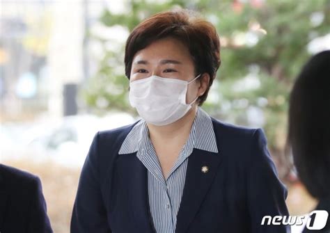 또한 2016년 20대 총선 예비후보 등록 후 본인의 페이스북 게시물의 댓글에 '어릴 때 상계역 지하철 종점에서 지하철 오가는 거 보면서 꿈이. 조수진 "박영선, '피해호소인 3인방' 퇴출 거부한 것" - 파이낸셜뉴스