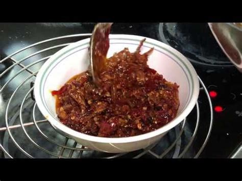 Rhys william belajar masak dan bungkus nasi lemak daun pisang.rhys kembali dalam episod kedua trek mesra bersama petronas brands, mendalami proses. Sambal Ikan Bilis Viral