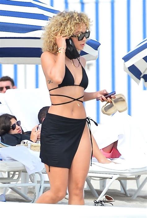 Jasmine Sanders Looks Sensational In A Skimpy Black Triangle Bikini Photos Thefappening