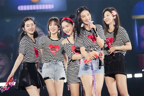 Irene, seulgi, joy, wendy and yeri who just joined red velvet in march 2015 as the fifth member. Red Velvet 初の日本アリーナツアーでファンに感謝＆日本オリジナル楽曲のリリースをサプライズ発表 ...