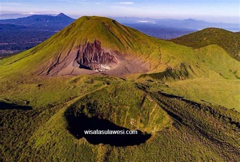 Gunung Lokon Nikmati Pemandangan Kawah Belerang Aktif Di Tomohon