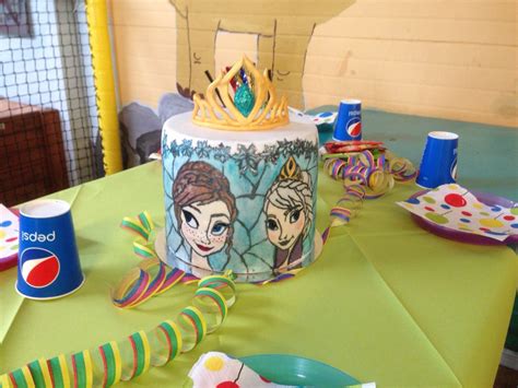 Weitere ideen zu kinder kuchen, kindertorte, eiskönigin geburtstag. Anna und Elsa Cake | Fondant torten
