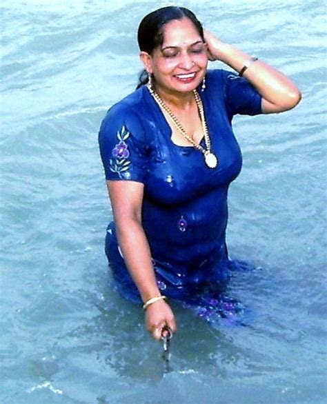 Mallu Aunty Bathing In Ganga Showing Cleavage Best Indian Girls