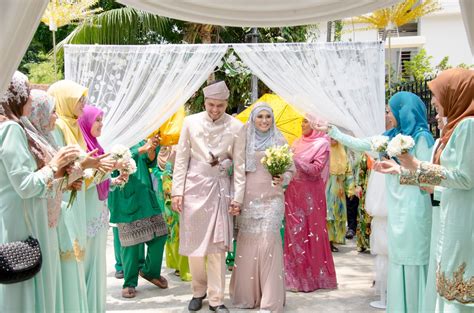 With so many options and designs out there, you may have the urge to. How to Attend a Malay Wedding like a Pro - ExpatGo