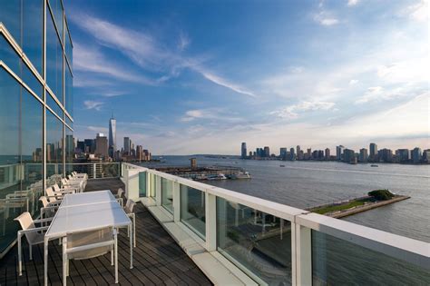 Luxurious Apartment Overlooking The Hudson River In Manhattan