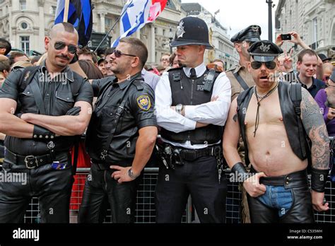 Leathermen Mit Einem Polizisten Von Der Polizei In London Gay Pride Parade 2011 Stockfotografie