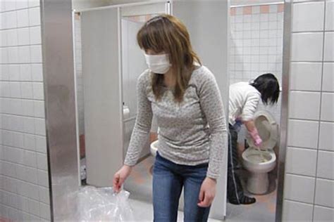 燕弥彦消防本部防災センターに避難する福島県南相馬市の人たちが自主的に組織づくりをして風呂やトイレの掃除当番を開始