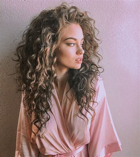 Pin By ↞ 𝚈𝚎𝚜𝚎𝚗𝚒𝚊 𝚂𝚊𝚗𝚌𝚑𝚎 On Lioness Layered Curly Hair Long Layered Curly Hair Curly Hair