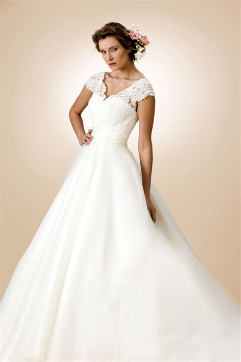 Find the perfect wedding dress for rent. True Bride Sample Sale Wedding Dress - Style W101 - Lori G ...