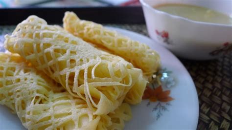 Kuah kinca bisa diberikan tambahan durian untuk rasa yang semakin lezat dan menggugah selera. Cara Membuat Roti Jala Kuah Durian yang Lezat