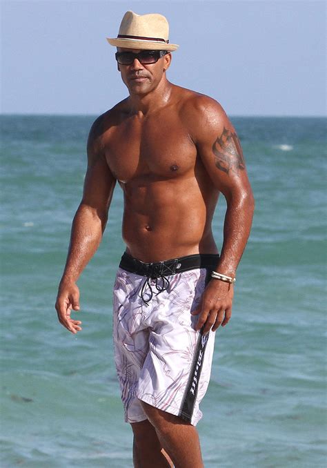 Shemar Moore Gives Miami Beach Two Thumbs Up 114655 Photos The