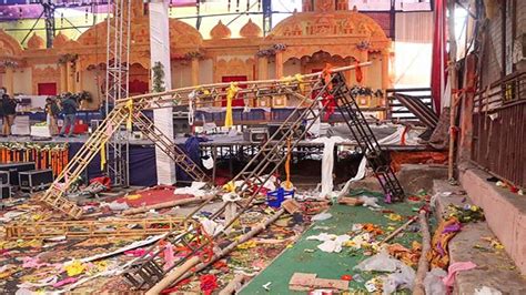 दिल्ली के कालकाजी मंदिर में सिंगर बी प्राक के कार्यक्रम के बीच अचानक टूटा मंच महिला की मौत 17