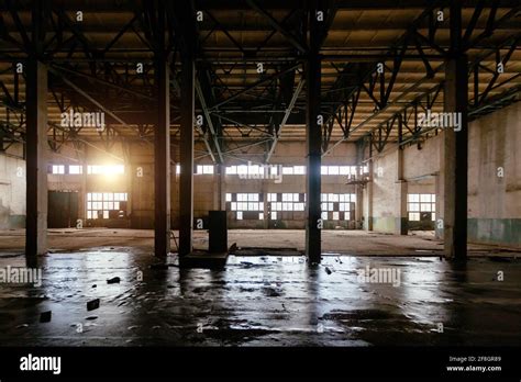 Old Abandoned Large Industrial Hall Empty Warehouse Stock Photo Alamy