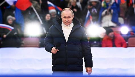 Foto Ekspresi Vladimir Putin Saat Perayaan 8 Tahun Rusia Merebut Krimea Foto