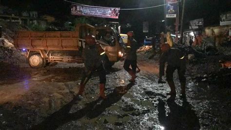 Banjir air keruh berlumpur yang di lihat dalam mimpi adalah sebuah pertanda buruk. Banjir Bandang di Parapat, Lalu Lintas Lumpuh hingga Danau ...