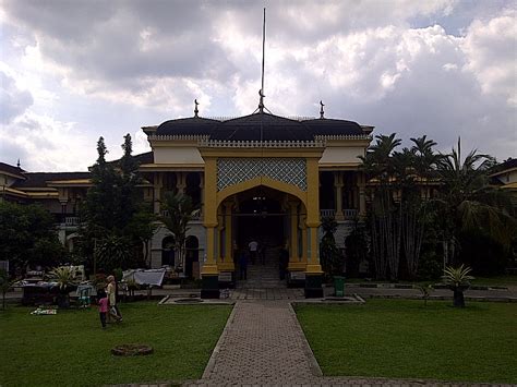 Salah satu seni bina masyarakat kerajaan alam melayu ialah candi. Wisata Sejarah Kota Medan : Istana Maimun & Meriam Puntung ...