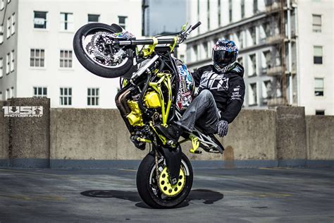 In this video i talk about how to wheelie a dirt bike specifically a pit bike in this video but i go into detail on how to master them. Yellow Stunt Bike Wheelie | Motos esportivas, Grau de moto ...