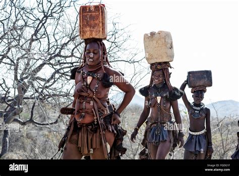 Himba Frauen Tragen Kunststoff Behälter Voll Mit Wasser Auf Ihren