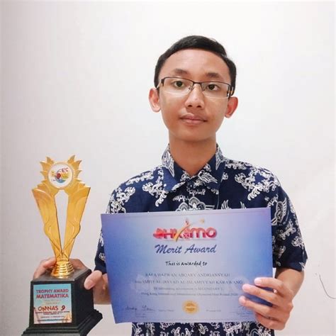 Piala Siswa Teladan Juara Lomba Siswa Berprestasi Jsit Tingkat Jawa Timur Dan Juara Lomba