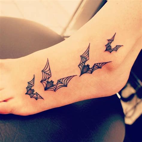 Halloween is celebrated once a year but your tattoo will be permanent all your life. Murcielágos - Tatuajes para Mujeres