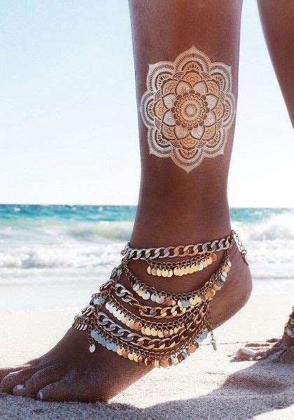 Also great to adorn your feet. 40 Fashionable Gold Henna Tattoos for Temporary Style
