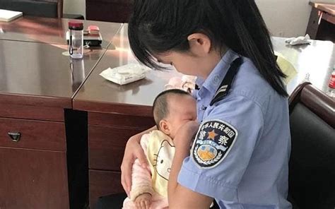 Officer celeste ayala jumped into action to breastfeed a crying baby while on duty at a hospital in argentina. Caring policewoman breastfeeds suspect's hungry baby ...