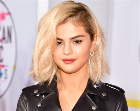 Selena gomez american music awards 2017 03. Selena Gomez AMAs red carpet debuts blonde hair but no ...