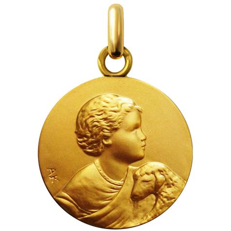 La médaille religieuse est le cadeau de baptême qui est souvent réalisé par le parrain ou la marraine, avec une gourmette bébé et une chaîne en or. Médaille De Baptême Le Petit Pasteur En Vermeil 20 Mm