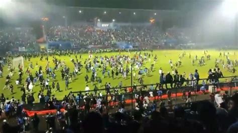Así fue la batalla campal en un partido de futbol en Indonesia donde