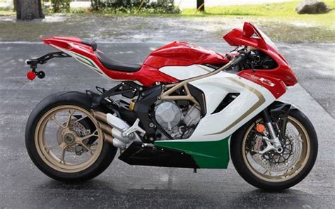 Le imprese di giacomo agostini in sella alla mv agusta ritornano alla mente grazie alla f3 800 ago con le sue carene, esatta replica di quelle del 15 volte campione del mondo. 1 of 300 - 2015 MV Agusta F3 800 Ago - Bike-urious