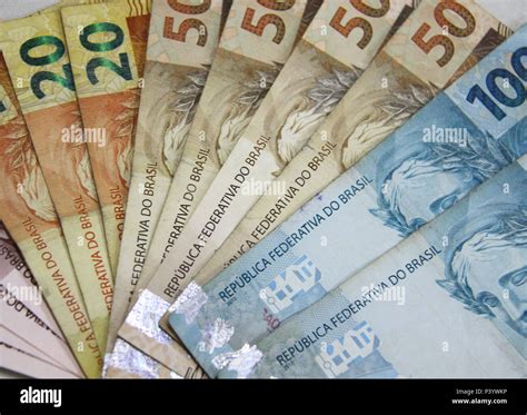 Dinheiro Do Brasil Notas De Real Moeda Brasileira Na Foto Cédulas