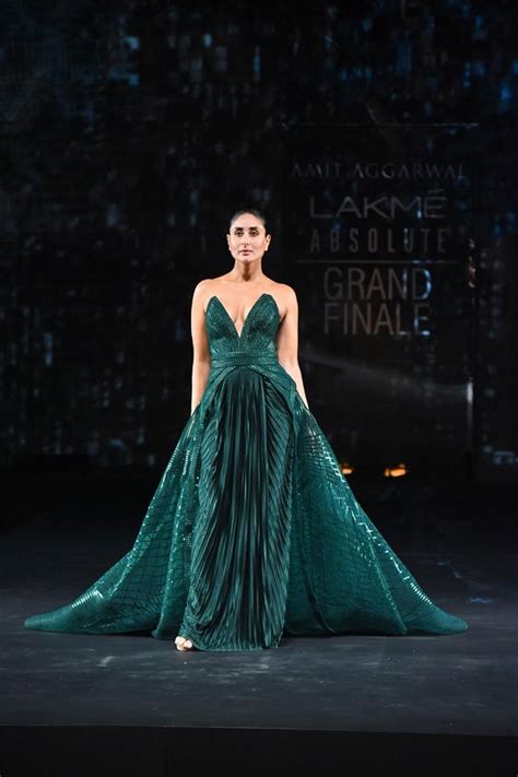 Lakme Fashion Week Grand Finale Kareena Kapoor Dazzles On The Runway