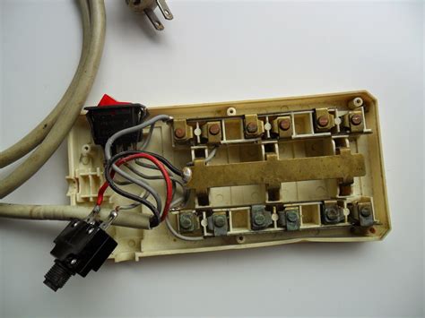 เรื่องราวเกี่ยวกับวิทยุสมัครเล่นโดย HS8JYX (AG6BD): ใส่ Varistor ให้กับปลักไฟกันไฟกระชาก