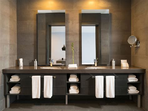 Con il pennello, mescolate bene i due colori, fino a quando non si forma il colore arancione. Come scegliere abbinamento colori bagno