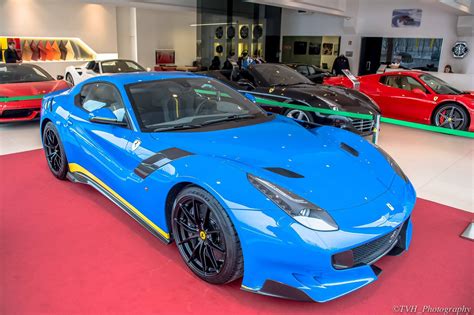 26 september 2014 | 6 tahun lalu. Ini Ferrari F12tdf Pertama Dalam Balutan Warna Biru Azzuro Dino