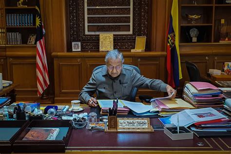 Komen yang aku baca banyak kutuk cikgu dalam bermacam hal lah. Kenapa Mahathir 'kemaruk' nak jadi PM walaupun mungkin ...
