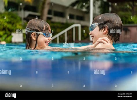 Bruder Und Schwester Im Schwimmbad Stockfotografie Alamy