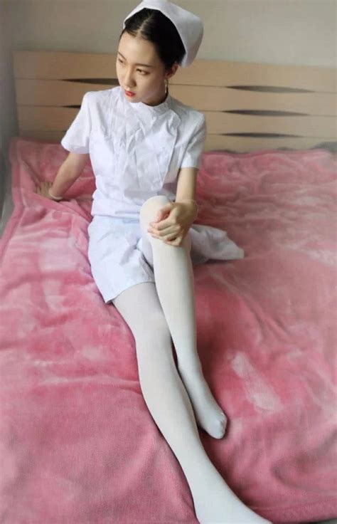 忙碌一天的护士姐姐，白色丝袜裸脚上床，身材小鸟依人，长得很漂 二 今天推荐的气质女神是一位非常漂亮的