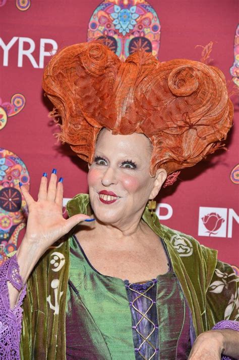Omg Bette Midler Just Recreated Hocus Pocuss Winifred Sanderson And It Was Everything