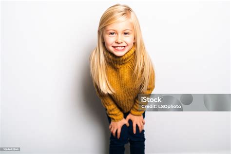 Een Schattig Meisje 5 Jarige Poseren In Studio Stockfoto En Meer