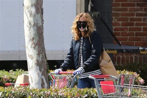 julia roberts wearing mask and gloves sopping at cvs in los angeles 04 03 2020 hawtcelebs