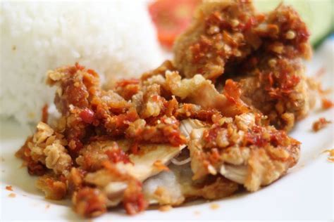 Ayam geprek merupakan makanan ayam yang digoreng dengan tepung dan diulek bersama sambal. 11 Resep Ayam Geprek yang Bisa Anda Coba Dirumah
