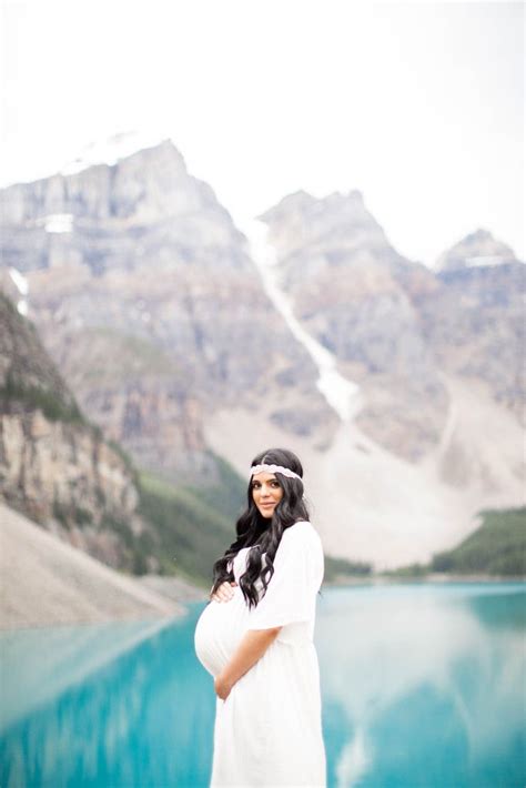 Planning a maternity photo shoot? Moraine Lake maternity session | Unique maternity photos ...