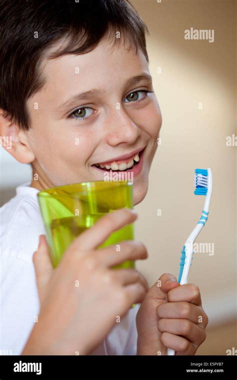 10 Jahre Alter Junge Seine Zähne Zu Putzen Stockfotografie Alamy