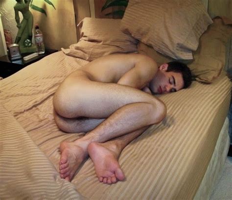 Un Hombre Durmiendo Desnudo Sensual Tiospajeros